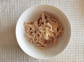 撕开成鸡丝，放入碗里。
