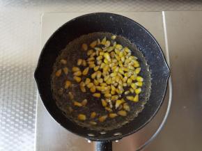 锅中换水，煮开，放入玉米粒，焯熟。