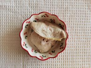 煮熟的鸡胸肉，用筷子可轻松戳动，捞出。