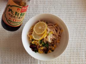 焯熟后捞出，倒入碗里，放上切碎的干辣椒和葱花，2片柠檬片，1勺盐，2勺生抽酱油。淋上百香果复合水果饮料浓浆20毫升。无需稀释，直接倒。