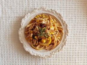 拌匀后装盘，放上迷迭香装饰即可。