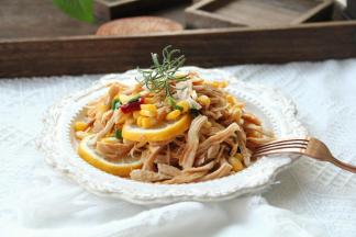 这个量刚刚好，放置5分钟左右更为入味，闻到清新的柠檬香和百香果汁的香，超开胃，也不刺激，清爽的下饭菜！