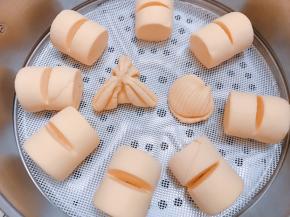 现在温度34发酵25分钟就差不多了，拿在手里感觉轻盈很多就可以了，放入开水锅里蒸15分钟，关火焖5分钟再打开锅盖