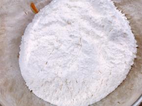 盆里加入面粉，酵母和凉透的红薯泥，我的红薯泥比较干又另外添加了100克左右的清水，大家看情况添加