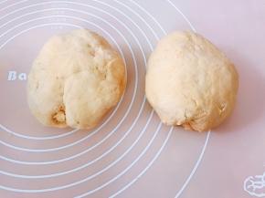 我是用压面机压的所以把面团分成2份，如果手揉的话就直接开揉吧