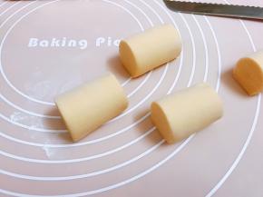 稍微搓长整形，用锯齿刀切成大小一致的小段