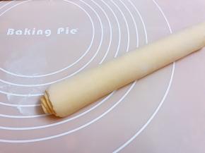 最后一次压成面片后从一头卷起来，一定要卷紧实蒸熟才不会鼓泡