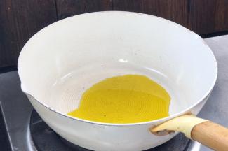  起锅烧油至八成热