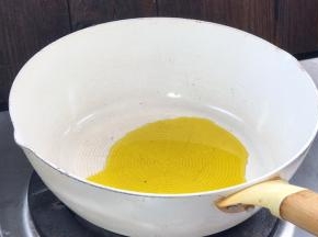 起锅烧油至八成热