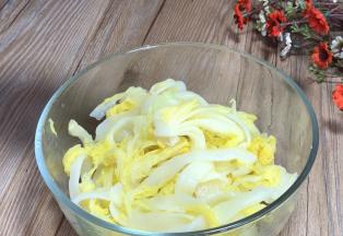 再挤干水分，装入大碗中