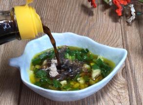 味碟中加入剩下的所有调料