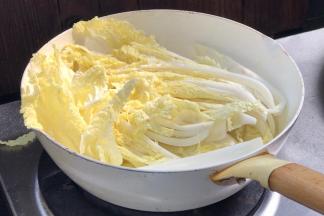 放入娃娃菜，拌匀煮沸