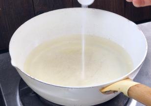 就着油锅放入适量清水，加盐烧开