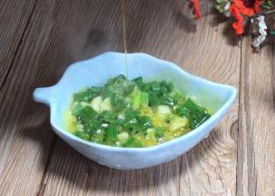 倒入味碟中爆香