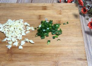 备好葱花和蒜末