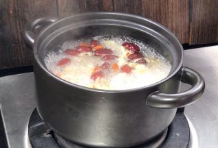 15分钟后，加入枸杞，拌匀即可