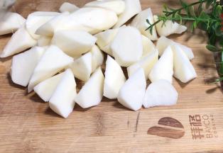 洗净，切成小块备用