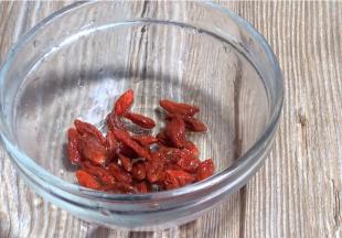 枸杞洗净，沥水备用