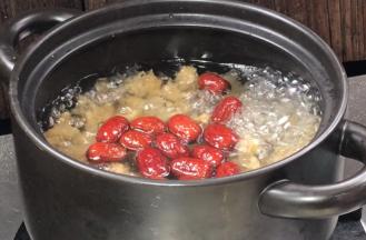 放入沸腾的炖锅中，煮沸后转小火，盖上锅盖炖煮半小时