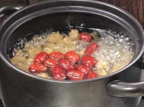 放入沸腾的炖锅中，煮沸后转小火，盖上锅盖炖煮半小时
