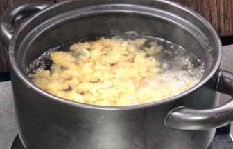 加入适量清水烧开