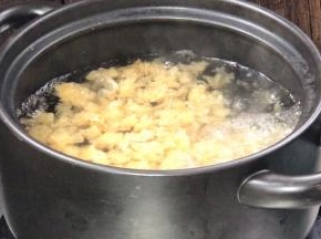 加入适量清水烧开