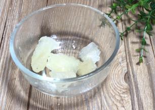 冰糖洗净，沥水备用