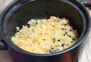 洗净撕碎放入炖锅中