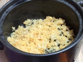 洗净撕碎放入炖锅中