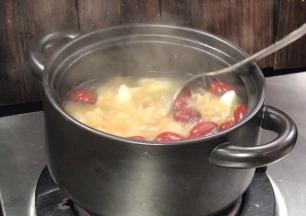 拌匀煮沸，转小火继续炖煮15分钟