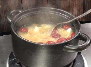 拌匀煮沸，转小火继续炖煮15分钟