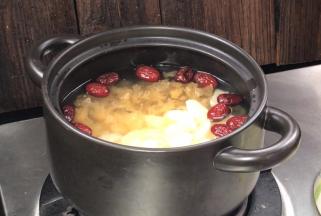 半小时后，将山药和冰糖放入沸腾的炖锅中