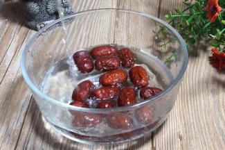 红枣洗净，沥水