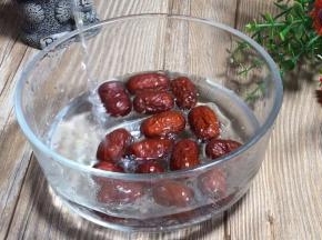 红枣洗净，沥水