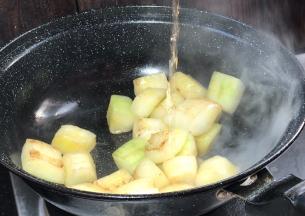 淋入料酒，炒香