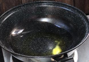 起锅热油，放入少许盐，炒热