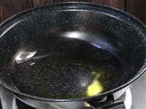 起锅热油，放入少许盐，炒热