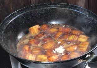 加入适量清水、胡椒粉拌匀