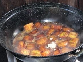 加入适量清水、胡椒粉拌匀