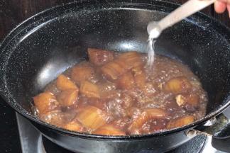 15分钟后，加入生抽和味精拌匀