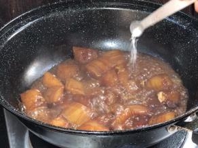 15分钟后，加入生抽和味精拌匀