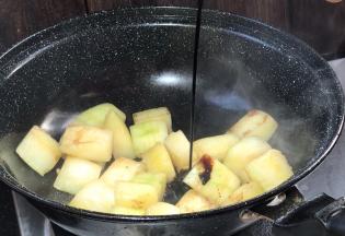 淋入老抽，炒匀上色