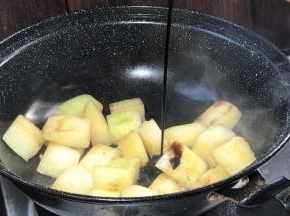 淋入老抽，炒匀上色