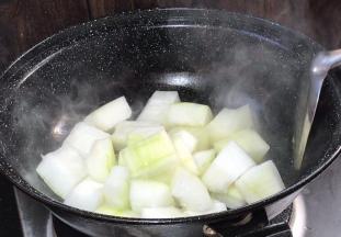 放入冬瓜，煸炒至表面焦黄