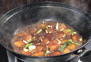 加入葱姜蒜，煮沸后盖上锅盖烧15分钟