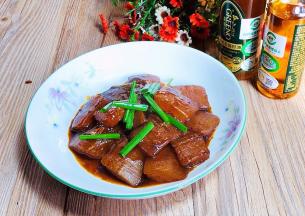 出锅装盘，撒上香葱