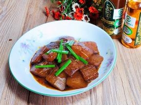 出锅装盘，撒上香葱