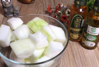 冬瓜去皮去瓤，在皮面划上花刀，再切成大块