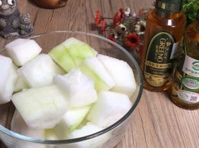 冬瓜去皮去瓤，在皮面划上花刀，再切成大块