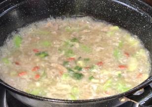 加入枸杞和葱花，拌匀